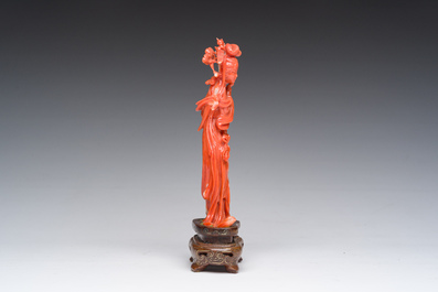 Een Chinese bloedkoralen sculptuur van een dame met een bloesemtak, 19de/20ste eeuw