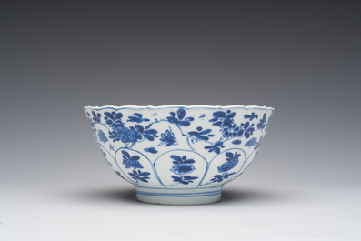 Bol &agrave; d&eacute;cor floral et une coupe &agrave; d&eacute;cor de dragon en porcelaine de Chine bleu et blanc, Kangxi/Yongzheng