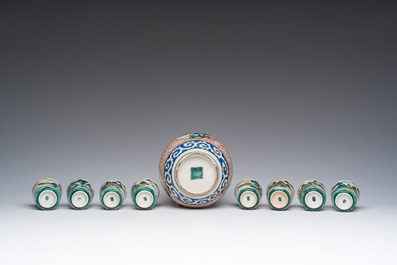 Une bouteille &agrave; sak&eacute; ou 'tokuri' et huit tasses aux paysages en porcelaine Kutani, Japon, Meiji, 19&egrave;me si&egrave;cle