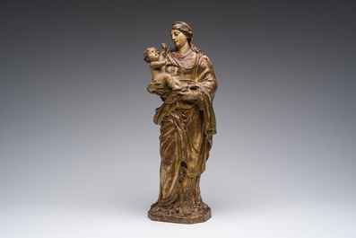 Vierge &agrave; l'Enfant en bois sculpt&eacute;, polychrome et dor&eacute;, Italie, 17&egrave;me/18&egrave;me si&egrave;cle