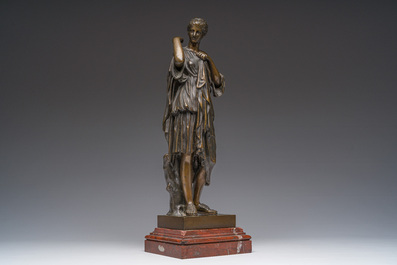 Naar de antieken: Diana van Gabii, bruin gepatineerd brons op een roodmarmeren sokkel, 19de eeuw