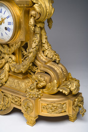 Garniture de chemin&eacute;e de style Louis XVI en trois pi&egrave;ces en bronze dor&eacute; &agrave; d&eacute;cor de guirlandes, France, 19&egrave;me si&egrave;cle