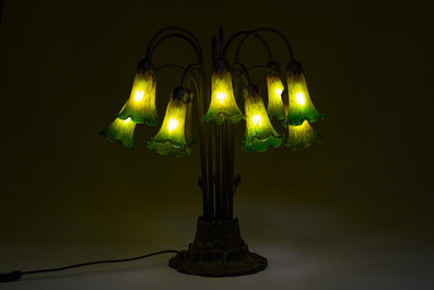 Lampe de table de style Art nouveau en m&eacute;tal patin&eacute; &agrave; douze lumi&egrave;res inspir&eacute;e de l'embl&eacute;matique lampe 'Tiffany Pond Lily', 21&egrave;me si&egrave;cle