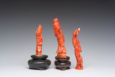 Drie Chinese bloedkoralen sculpturen van dames, 19de/20ste eeuw
