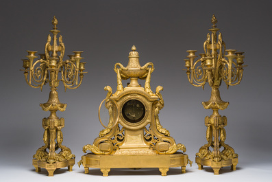 Garniture de chemin&eacute;e de style Louis XVI en trois pi&egrave;ces en bronze dor&eacute; &agrave; d&eacute;cor de guirlandes, France, 19&egrave;me si&egrave;cle