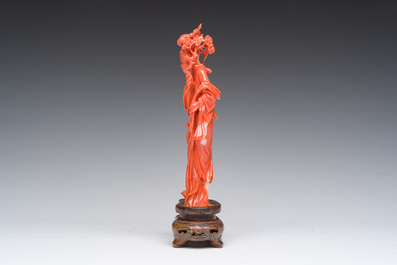 Een Chinese bloedkoralen sculptuur van een dame met een bloesemtak, 19de/20ste eeuw
