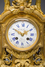 Garniture de chemin&eacute;e de style Louis XVI en trois pi&egrave;ces en bronze dor&eacute; &agrave; d&eacute;cor de guirlandes, France, 19&egrave;me si&egrave;cle