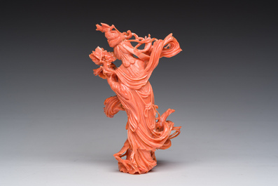 Een Chinese bloedkoralen sculptuur van een dame met een bloesemtak, 19de/20ste eeuw