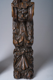 Een paar Vlaamse eikenhouten kariatiden in de vorm van een staande jongeling met een graanhalm of bloemen in de hand, 17de eeuw