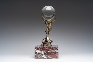 Atlas en bronze dor&eacute; portant un globe en verre mont&eacute; sur une base en marbre Rosso Levanto, Italie, 19&egrave;me/20&egrave;me si&egrave;cle