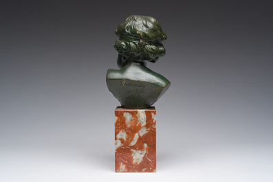 Fran&ccedil;ois Duquesnoy (1597-1643, navolger van): Buste van een jongeling, groengepatineerd brons op een marmeren basis, 19de/20ste eeuw