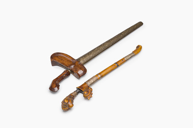 Deux kris en m&eacute;tal, bois, cuivre et r&eacute;sine, Indon&eacute;sie, 20&egrave;me si&egrave;cle