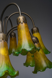 Lampe de table de style Art nouveau en m&eacute;tal patin&eacute; &agrave; douze lumi&egrave;res inspir&eacute;e de l'embl&eacute;matique lampe 'Tiffany Pond Lily', 21&egrave;me si&egrave;cle