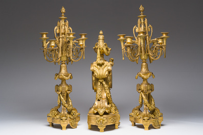 Garniture de chemin&eacute;e de style Louis XVI en trois pi&egrave;ces en bronze dor&eacute; &agrave; d&eacute;cor de guirlandes, France, 19&egrave;me si&egrave;cle