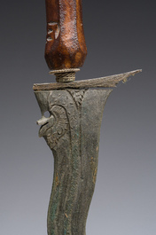 Deux kris en m&eacute;tal, bois, cuivre et r&eacute;sine, Indon&eacute;sie, 20&egrave;me si&egrave;cle