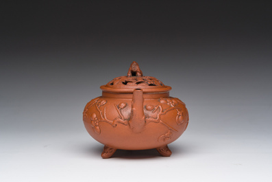 Th&eacute;i&egrave;re tripode en gr&egrave;s de Yixing au couvercle ajour&eacute;, Chine, 18&egrave;me si&egrave;cle