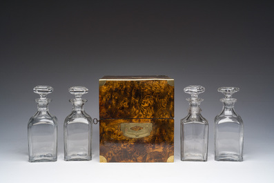 Cave &agrave; liqueur en placage de ronce de noyer et incrustation de laiton avec quatre carafes en verres, France, 19&egrave;me si&egrave;cle