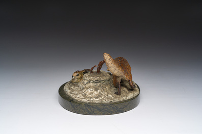 Een Weense koud beschilderde bronzen inktpot in de vorm van een vos die een haas besluipt op een marmeren voet, eerste helft 20ste eeuw