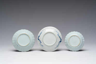 Een gevarieerde collectie Chinese blauw-witte en famille rose koppen en schotels en een theepot met verguld decor, Kangxi en later