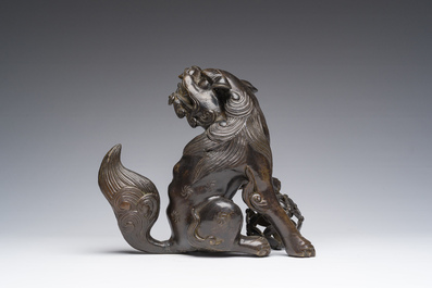 Een Japanse bronzen sculptuur van een komainu of tempelleeuw, Edo/Meiji, 19de eeuw