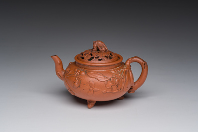 Th&eacute;i&egrave;re tripode en gr&egrave;s de Yixing au couvercle ajour&eacute;, Chine, 18&egrave;me si&egrave;cle
