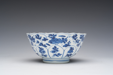 Bol &agrave; d&eacute;cor floral et une coupe &agrave; d&eacute;cor de dragon en porcelaine de Chine bleu et blanc, Kangxi/Yongzheng