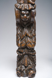 Een paar Vlaamse eikenhouten kariatiden in de vorm van een staande jongeling met een graanhalm of bloemen in de hand, 17de eeuw