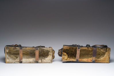 Antonio Canova (1757-1822, apr&egrave;s): Paire de lions couch&eacute;s, bronze &agrave; patine brune, 20&egrave;me si&egrave;cle