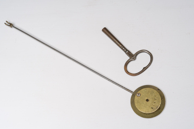 Garniture de chemin&eacute;e de style Louis XVI en trois pi&egrave;ces en bronze dor&eacute; &agrave; d&eacute;cor de guirlandes, France, 19&egrave;me si&egrave;cle