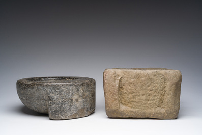 B&eacute;nitier en marbre noir et un mortier en pierre, 17&egrave;me si&egrave;cle