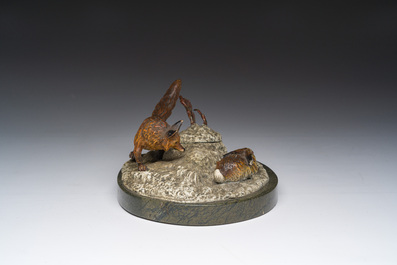 Een Weense koud beschilderde bronzen inktpot in de vorm van een vos die een haas besluipt op een marmeren voet, eerste helft 20ste eeuw