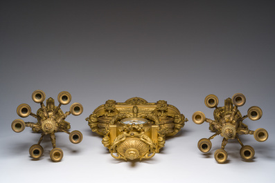 Garniture de chemin&eacute;e de style Louis XVI en trois pi&egrave;ces en bronze dor&eacute; &agrave; d&eacute;cor de guirlandes, France, 19&egrave;me si&egrave;cle