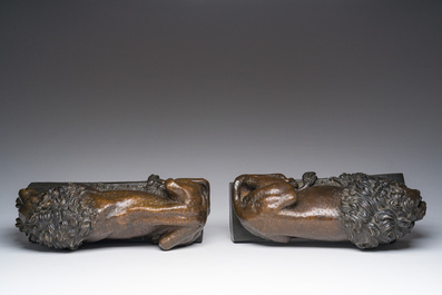 Antonio Canova (1757-1822, apr&egrave;s): Paire de lions couch&eacute;s, bronze &agrave; patine brune, 20&egrave;me si&egrave;cle