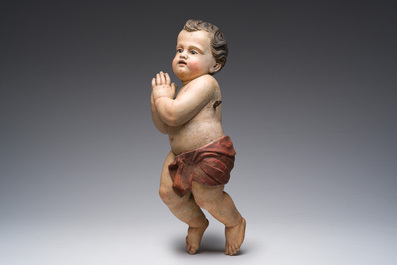 Figure d'ange en pri&egrave;re en bois sculpt&eacute; et polychrome, sud de l'Europe, 19&egrave;me si&egrave;cle