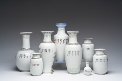 Acht Chinese famille rose vazen met vogels tussen bloesemtakken en figuratief decor, 20ste eeuw