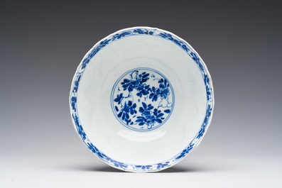 Bol &agrave; d&eacute;cor floral et une coupe &agrave; d&eacute;cor de dragon en porcelaine de Chine bleu et blanc, Kangxi/Yongzheng
