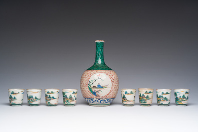Une bouteille &agrave; sak&eacute; ou 'tokuri' et huit tasses aux paysages en porcelaine Kutani, Japon, Meiji, 19&egrave;me si&egrave;cle