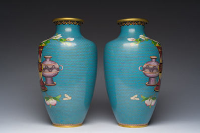 Een paar Chinese cloisonn&eacute; vazen met antiquiteiten, 20ste eeuw