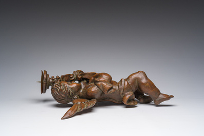 Pique-cierge mural en bois sculpt&eacute; repr&eacute;sentant un putto &agrave; un bras de lumi&egrave;re, France, 18&egrave;me si&egrave;cle