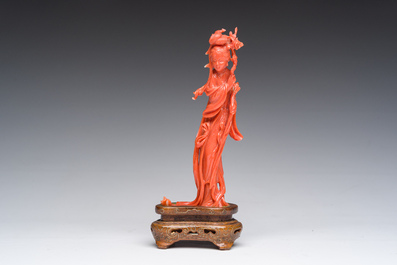 Een Chinese bloedkoralen sculptuur van een dame met een bloesemtak, 19de/20ste eeuw