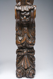 Een paar Vlaamse eikenhouten kariatiden in de vorm van een staande jongeling met een graanhalm of bloemen in de hand, 17de eeuw