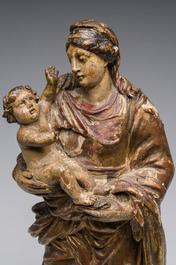 Vierge &agrave; l'Enfant en bois sculpt&eacute;, polychrome et dor&eacute;, Italie, 17&egrave;me/18&egrave;me si&egrave;cle