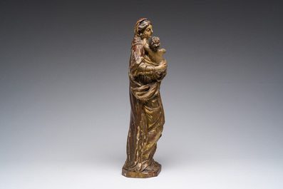 Vierge &agrave; l'Enfant en bois sculpt&eacute;, polychrome et dor&eacute;, Italie, 17&egrave;me/18&egrave;me si&egrave;cle