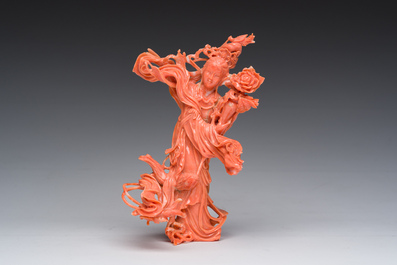Een Chinese bloedkoralen sculptuur van een dame met een bloesemtak, 19de/20ste eeuw