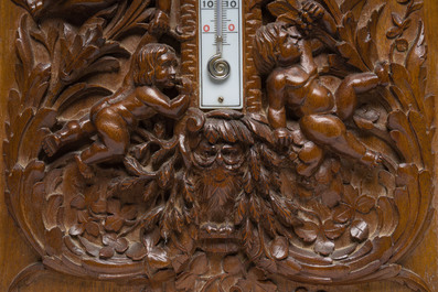W. Thiel (19&egrave;me/20&egrave;me si&egrave;cle): Station m&eacute;t&eacute;orologique en bois sculpt&eacute; avec thermom&egrave;tre et barom&egrave;tre, orn&eacute;e de putti, d'un hibou et d'un aigle