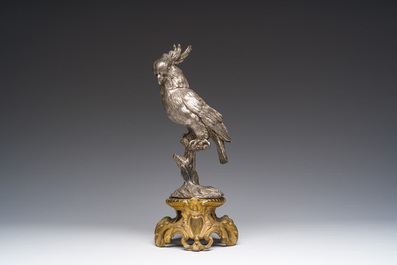 &Eacute;cole fran&ccedil;aise: Un cacato&egrave;s, cuivre argent&eacute; sur un socle de style Louis XV en bronze dor&eacute;, 19&egrave;me/20&egrave;me si&egrave;cle