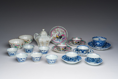 Een gevarieerde collectie Chinese blauw-witte en famille rose koppen en schotels en een theepot met verguld decor, Kangxi en later