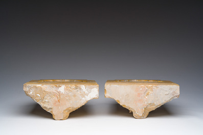 Paire de b&eacute;nitiers de style Art D&eacute;co en marbre jaune Giallo Siena, 20&egrave;me si&egrave;cle