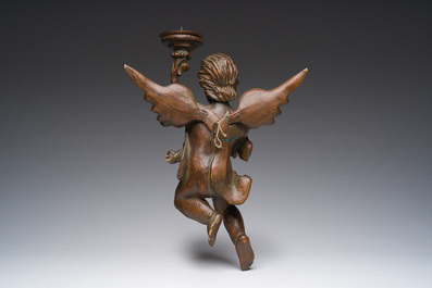 Pique-cierge mural en bois sculpt&eacute; repr&eacute;sentant un putto &agrave; un bras de lumi&egrave;re, France, 18&egrave;me si&egrave;cle