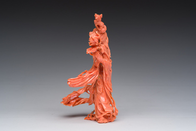 Een Chinese bloedkoralen sculptuur van een dame met een bloesemtak, 19de/20ste eeuw